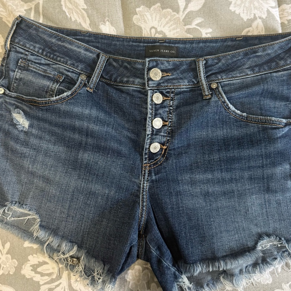 SILVER Boyfriend cut off shorts. 32 waist 4 inch inseam